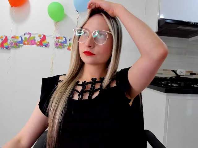 Live sex webcam photo for Adelejohnsonn #275656716