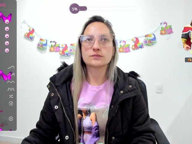 Live sex webcam photo for Adelejohnsonn #276175161