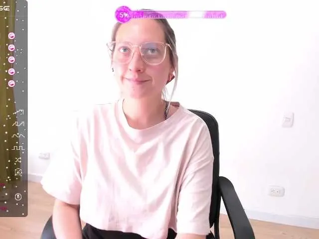 Live sex webcam photo for Adelejohnsonn #276475857