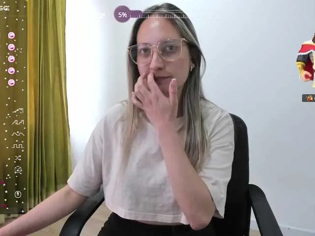 Live sex webcam photo for Adelejohnsonn #276490610