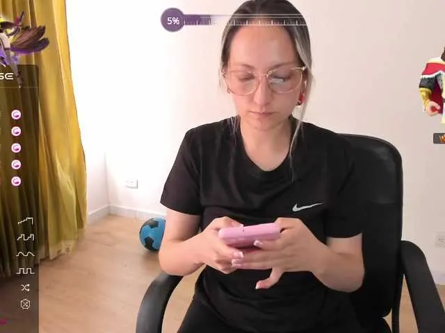 Live sex webcam photo for Adelejohnsonn #276600022