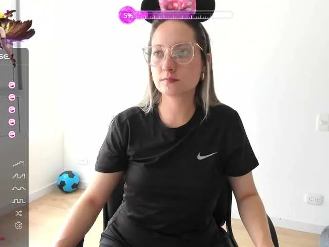 Live sex webcam photo for Adelejohnsonn #276607270