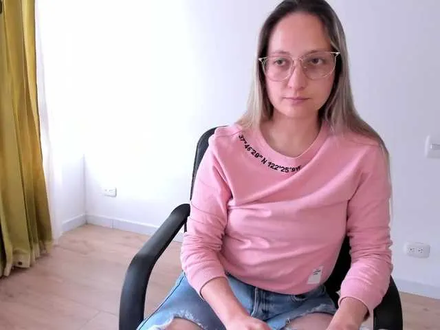 Live sex webcam photo for Adelejohnsonn #276661925