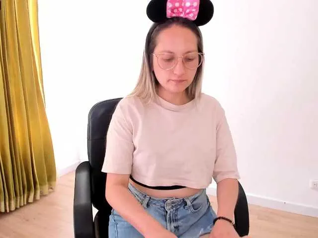 Live sex webcam photo for Adelejohnsonn #276669382