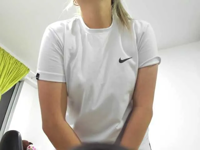 Live sex webcam photo for Adelejohnsonn #277458176