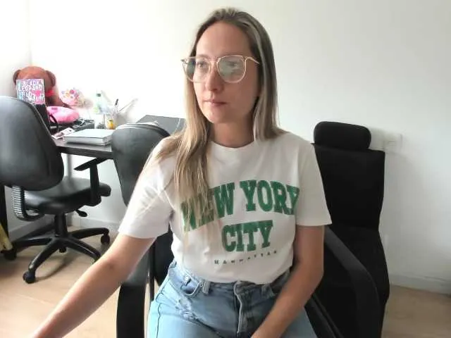 Live sex webcam photo for Adelejohnsonn #277510003