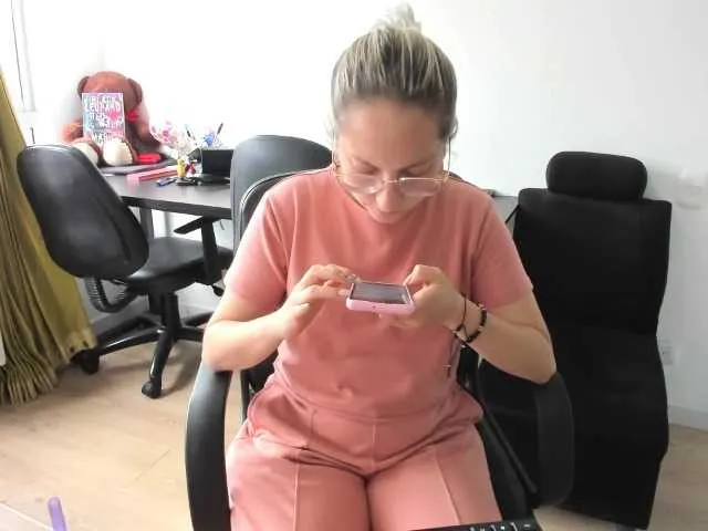 Live sex webcam photo for Adelejohnsonn #277549540