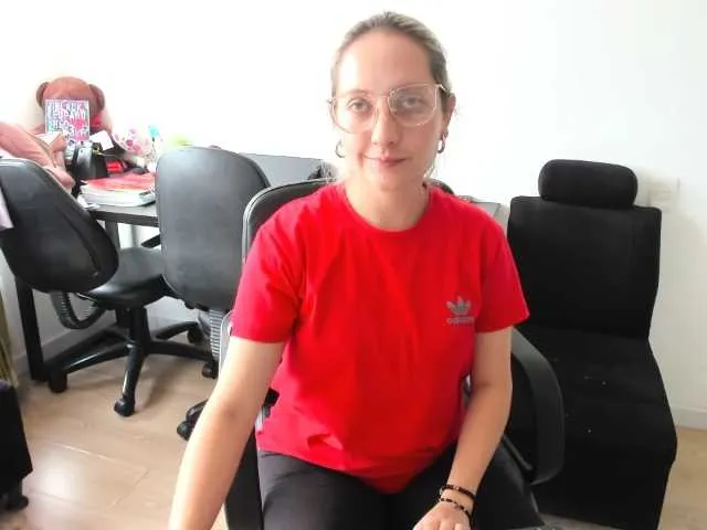 Live sex webcam photo for Adelejohnsonn #277563405