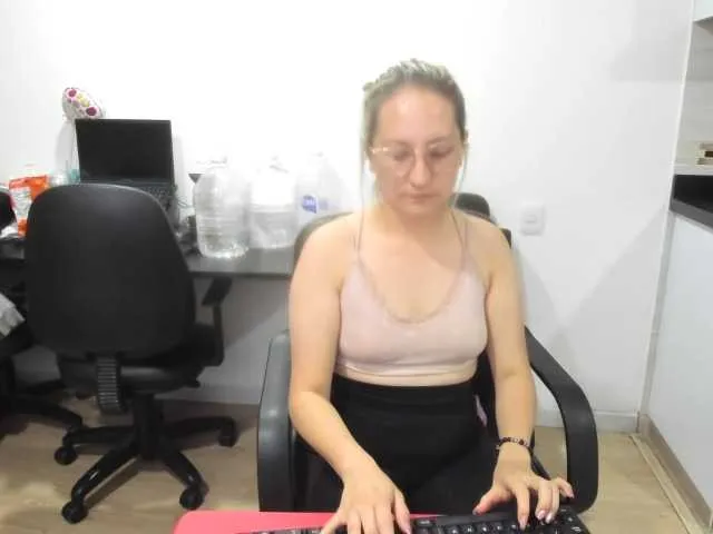 Live sex webcam photo for Adelejohnsonn #277746986