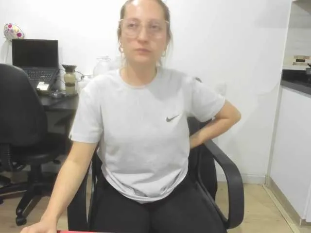 Live sex webcam photo for Adelejohnsonn #277754188