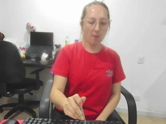 Live sex webcam photo for Adelejohnsonn #277786708