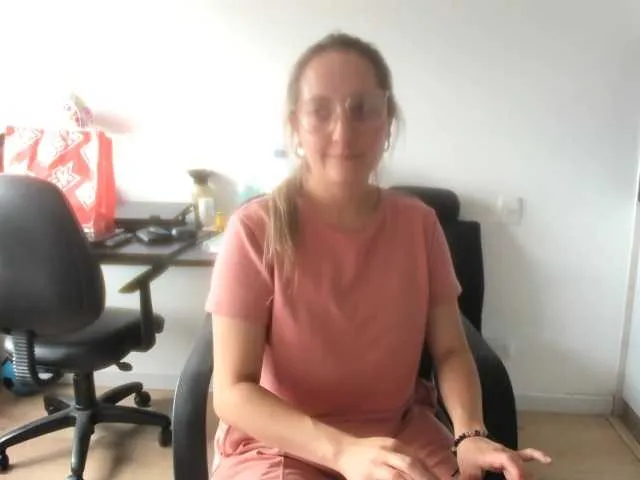 Live sex webcam photo for Adelejohnsonn #277837949