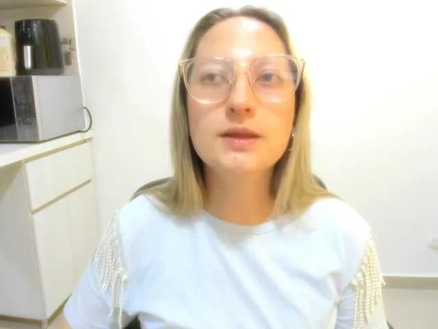 Live sex webcam photo for Adelejohnsonn #278154921