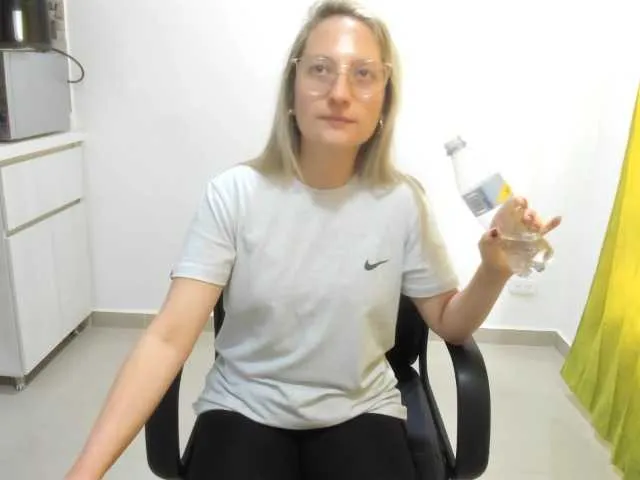 Live sex webcam photo for Adelejohnsonn #288823240