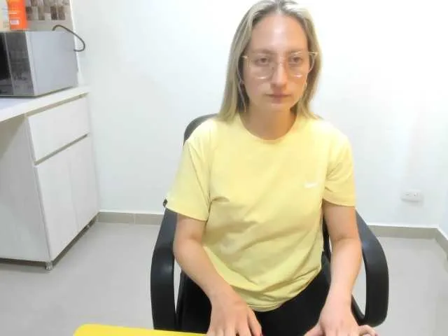 Live sex webcam photo for Adelejohnsonn #289321134