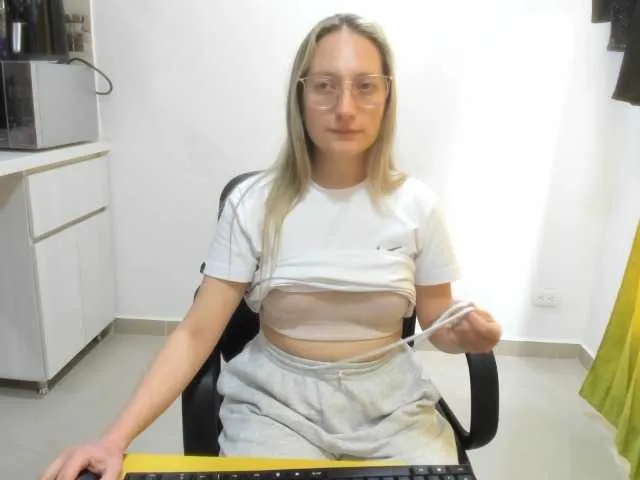 Live sex webcam photo for Adelejohnsonn #289965362