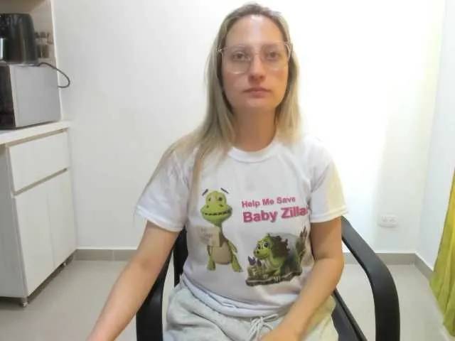 Live sex webcam photo for Adelejohnsonn #290001265