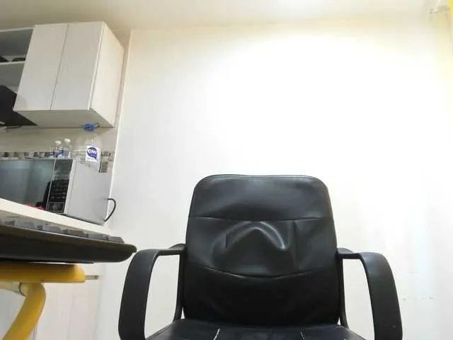 Live sex webcam photo for Adelejohnsonn #290301075