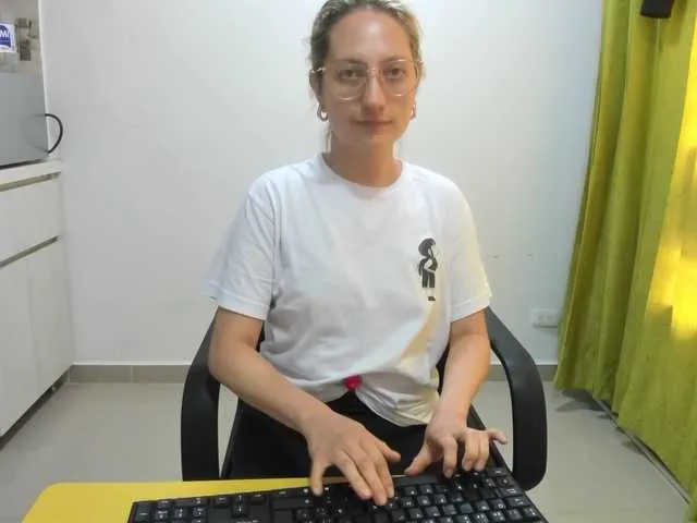 Live sex webcam photo for Adelejohnsonn #290323484