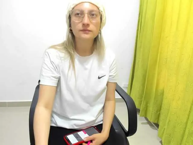 Live sex webcam photo for Adelejohnsonn #290353175