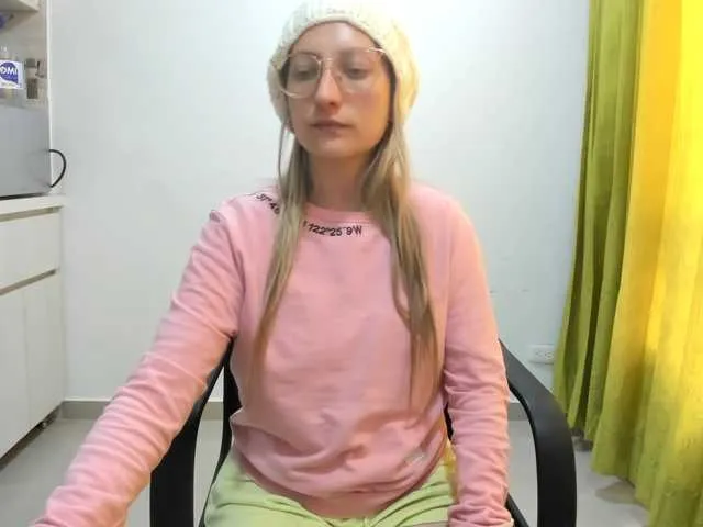 Live sex webcam photo for Adelejohnsonn #290401889