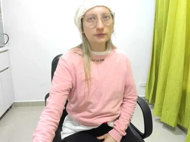 Live sex webcam photo for Adelejohnsonn #290407167