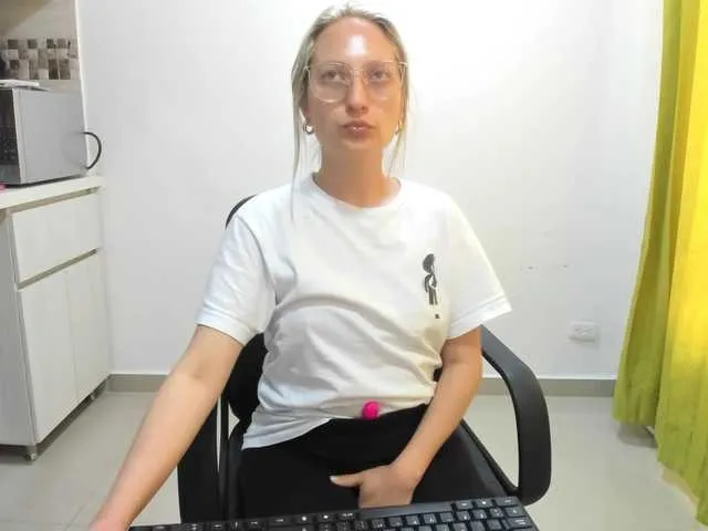 Live sex webcam photo for Adelejohnsonn #290576310