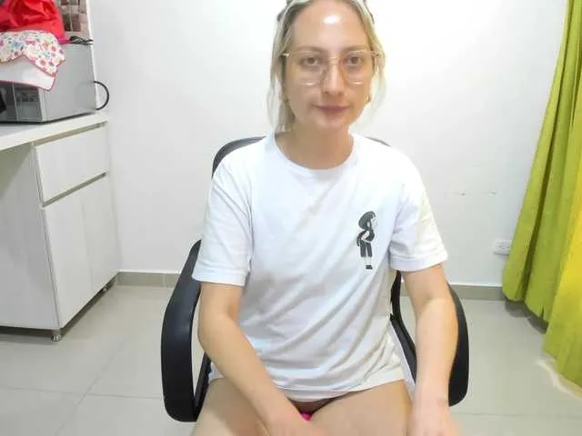 Live sex webcam photo for Adelejohnsonn #290711268