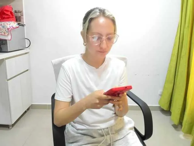 Live sex webcam photo for Adelejohnsonn #290718630