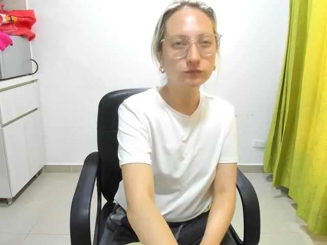 Live sex webcam photo for Adelejohnsonn #290793528