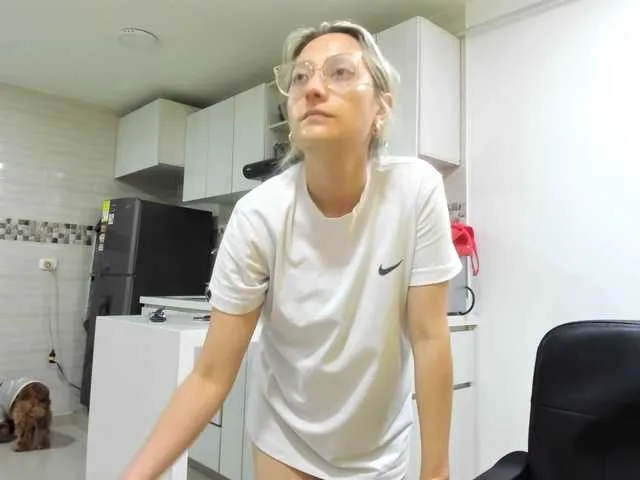 Live sex webcam photo for Adelejohnsonn #290807311