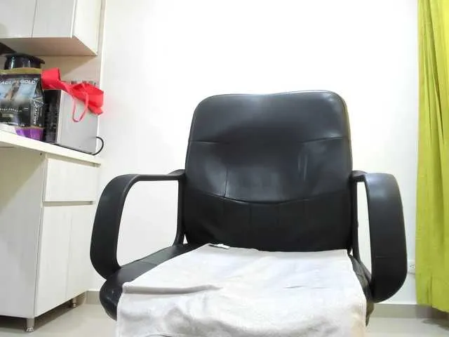 Live sex webcam photo for Adelejohnsonn #290841429