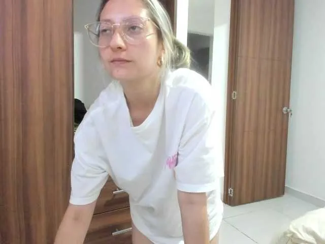 Live sex webcam photo for Adelejohnsonn #290931341