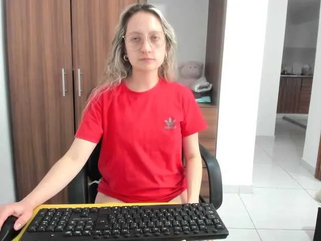 Live sex webcam photo for Adelejohnsonn #291037744