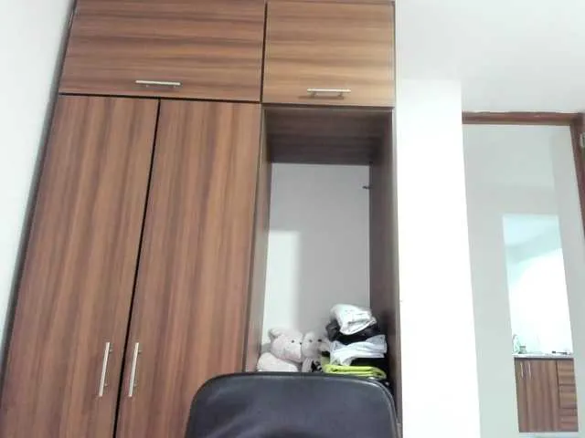 Live sex webcam photo for Adelejohnsonn #291085282