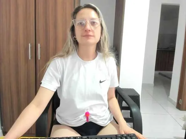 Live sex webcam photo for Adelejohnsonn #291139622