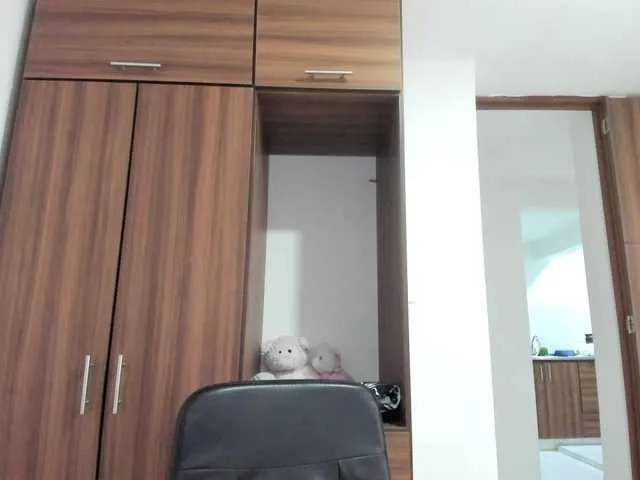 Live sex webcam photo for Adelejohnsonn #291279784