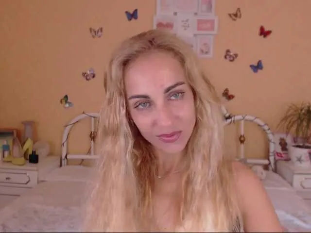 Live sex webcam photo for AdelinJensen #274075471