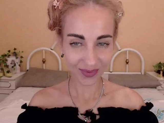 Live sex webcam photo for AdelinJensen #275938482