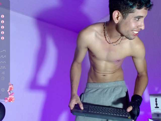 Live sex webcam photo for Adrianocullen #277853503