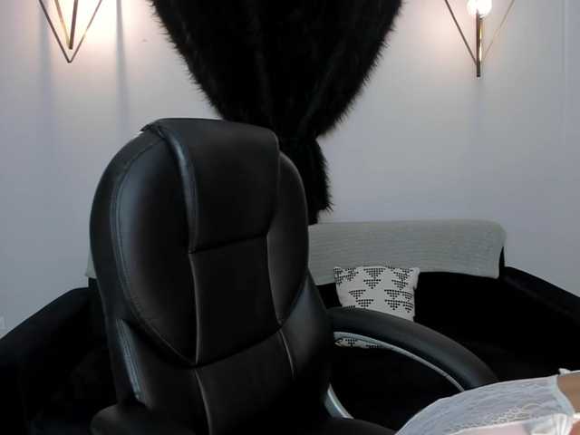 Live sex webcam photo for AgathaFiori #273345935