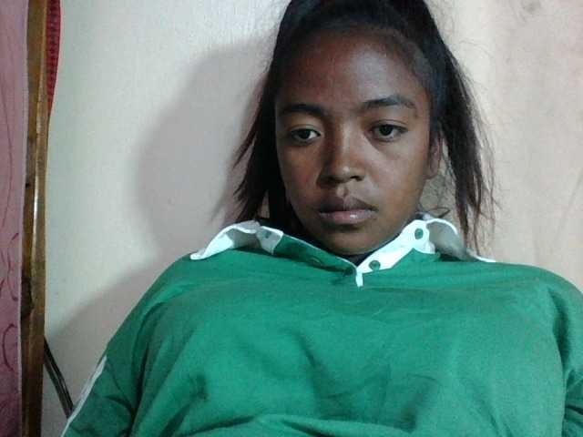 Live sex webcam photo for Aicha2 #275975836