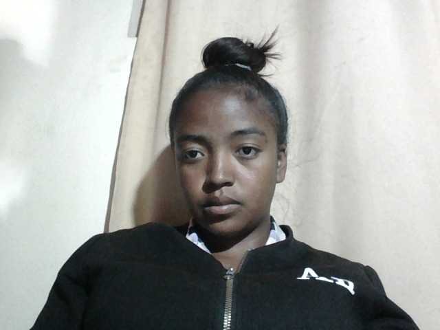 Live sex webcam photo for Aicha2 #275982337