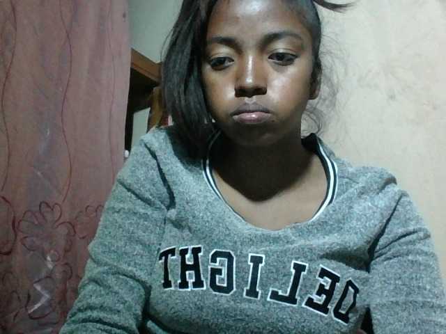 Live sex webcam photo for Aicha2 #275993964