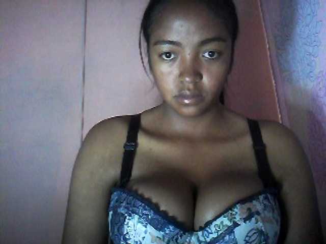 Live sex webcam photo for Aicha2 #276375712