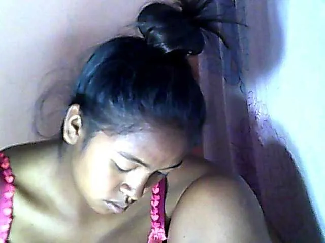 Live sex webcam photo for Aicha2 #276439424