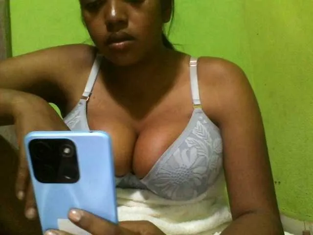 Live sex webcam photo for Aicha2 #276516795