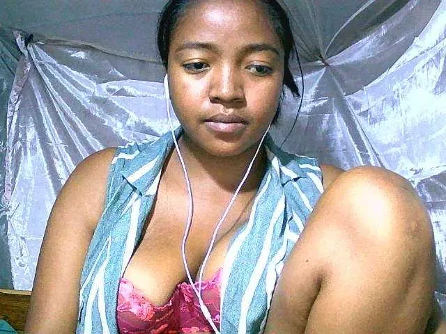 Live sex webcam photo for Aicha2 #278125397