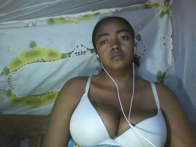 Live sex webcam photo for Aicha2 #278171409