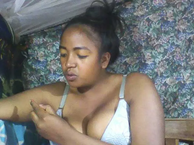 Live sex webcam photo for Aicha2 #281407074